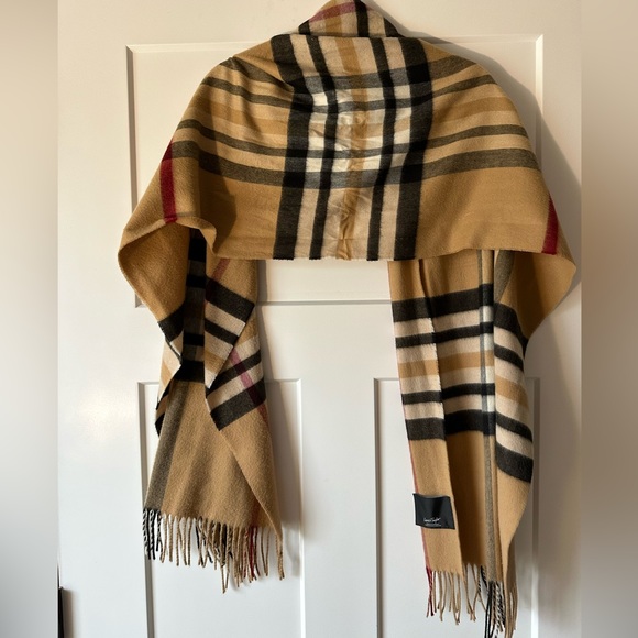 Lord and Taylor scarf/shawl - Picture 2 of 4